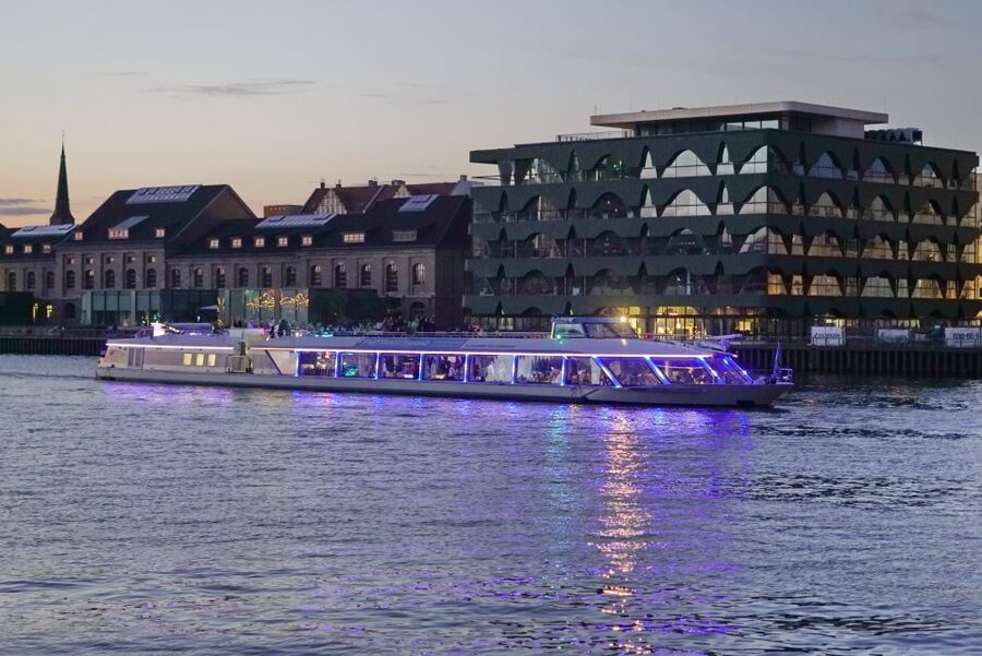 Berlin: Evening City Sightseeing Cruise - Charlottenburg Palace: the royal summer residence payoff