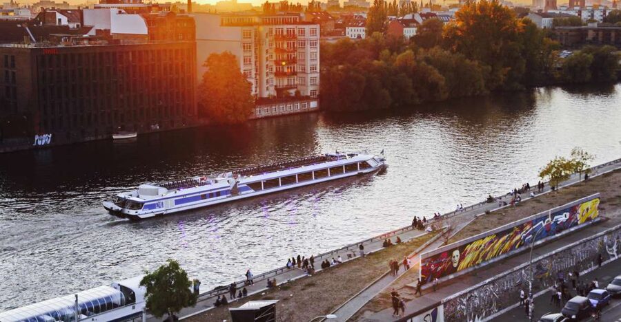 Berlin: Evening City Sightseeing Cruise - Government district and the Chancellery: seeing modern Berlin from a new angle