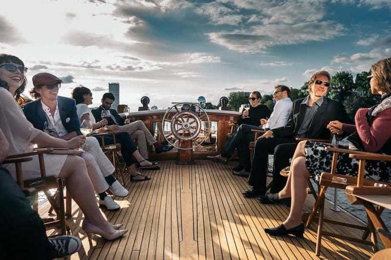 Berlin: Evening Yacht Cruise with Aperitif & Dinner Upgrade - Meeting at the Yellow FLAGSHIP.BERLIN Jetty by the Cathedral