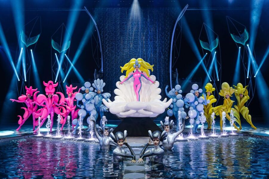 Berlin: FALLING | IN LOVE Grand Show Friedrichstadt-Palast - The Story Engine: William Blake Meets Oliver Hoppmann