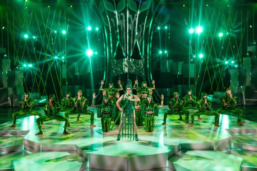 Berlin: FALLING | IN LOVE Grand Show Friedrichstadt-Palast - Music, Language, and Subtitles: What You Need to Know