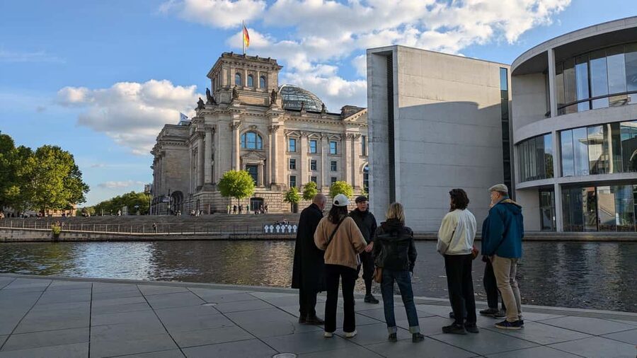 Berlin: Government District around the Reichstag Guided Tour - The Spree river photo stop that frames the whole story