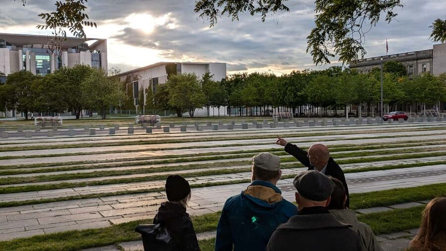 Berlin: Government District around the Reichstag Guided Tour - Berliner Mauerweg and the Berlin Wall: where the tone shifts