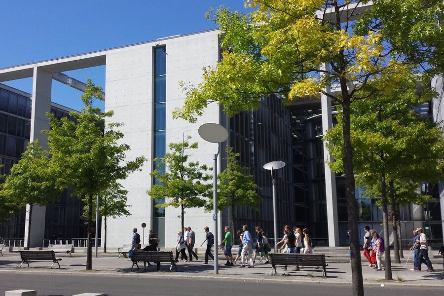 Berlin: Government District around the Reichstag Guided Tour - Government District time: learn the layout of power