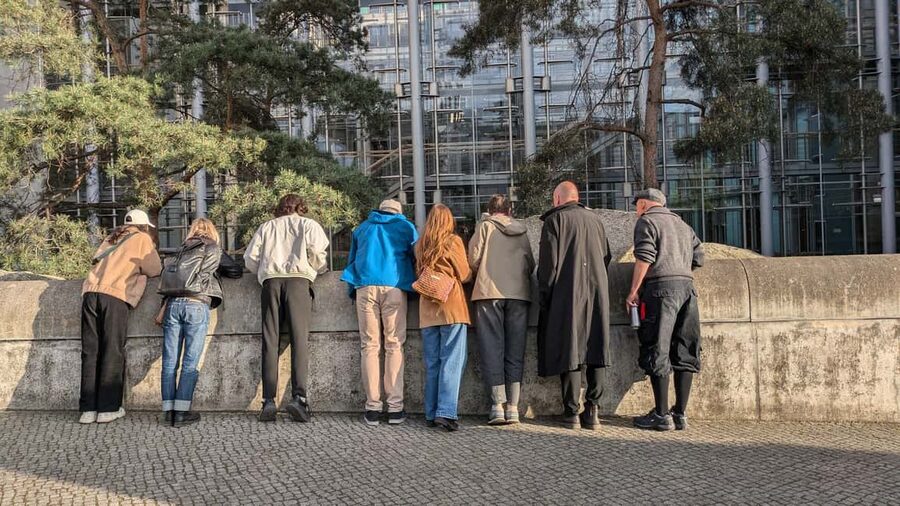 Berlin: Government Quarter Tour and Reichstag Dome Visit - Passing the German Chancellery and Quick Photo Breaks
