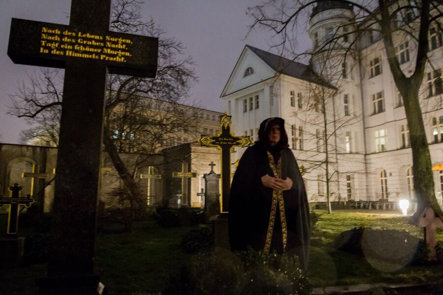 Berlin: Haunted Guided Live Theatre Tour in German - Where the Gruseltour Begins at Klosterruine, U Klosterstraße