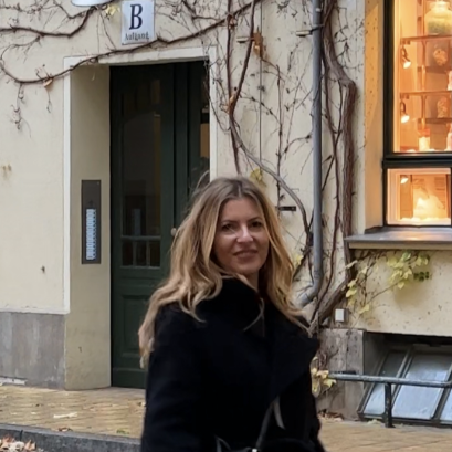 Berlin: Hidden Backyards Guided Walking Tour - Starting at Hackescher Markt, then walking into a different Berlin