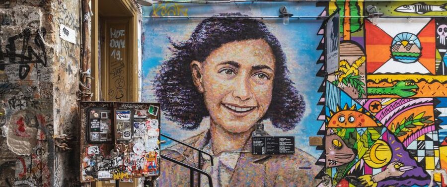Berlin: Hidden Backyards Guided Walking Tour - Sophienkirche and Auguststraße: layers you can read as you walk