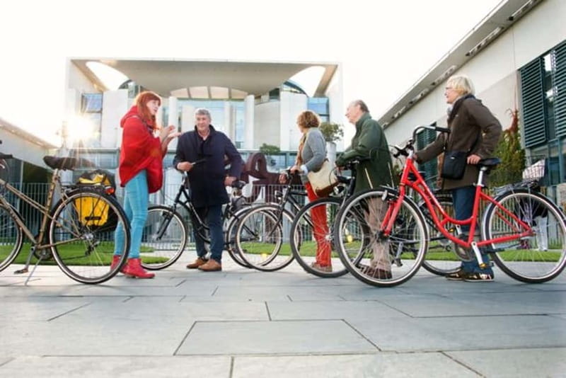 Berlin: Highlights Guided Bike Tour - Meeting point in Nikolaiviertel, Poststraße 11 courtyard