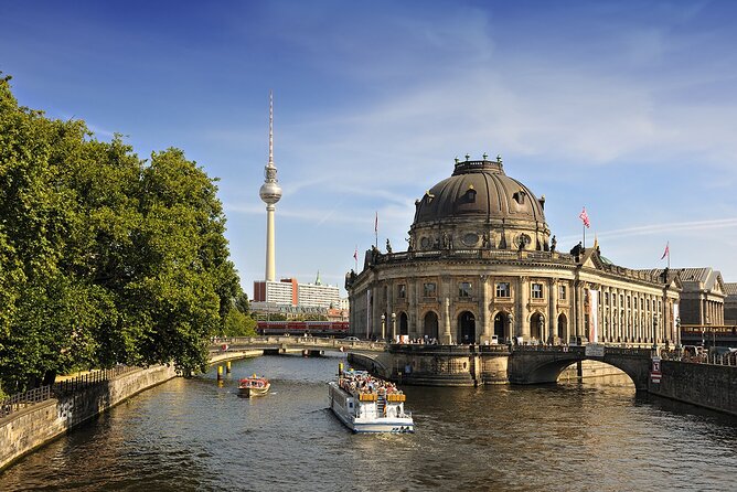 Berlin Highlights Walking Tour - Stop 1: Brandenburg Gate, unity as a city symbol