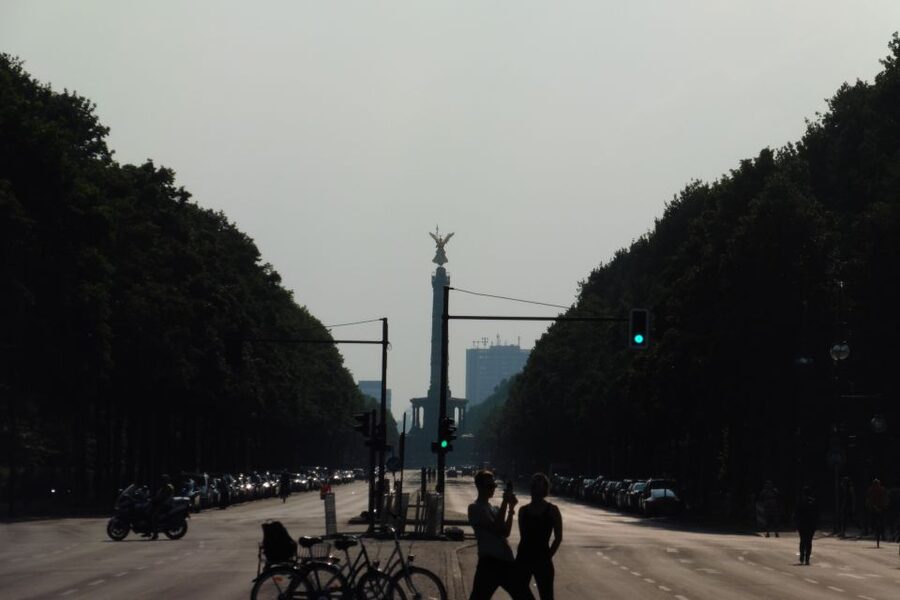 Berlin: Historical Sights & Berlin Wall Tour with a Berliner - Reichstag and Hotel Adlon Kempinski Berlin: connecting Cold War stories to today