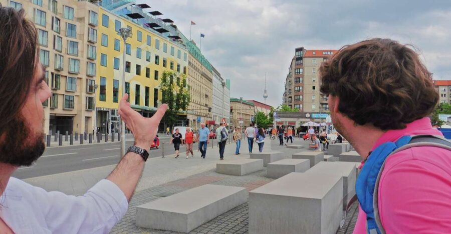 Berlin: Historical Sights & Berlin Wall Tour with a Berliner - Meeting point and the route from Brandenburger Tor to Checkpoint Charlie