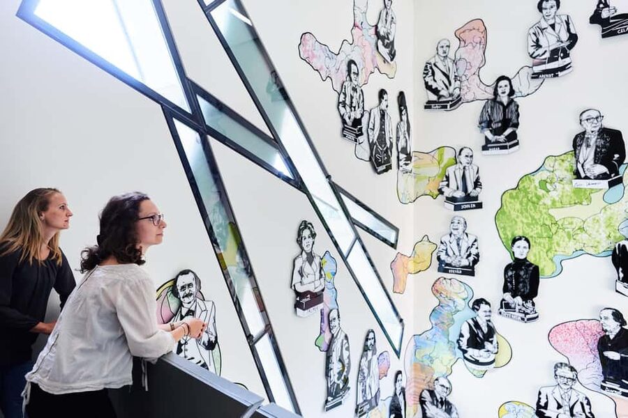 Berlin: Jewish Museum Highlights Tour - English tour flow: live guide plus audio guide working together