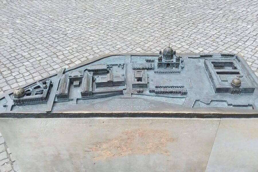 Berlin: Museum Island Guided Walking Tour - Berlin Cathedral and the Lustgarten: the big visual anchor