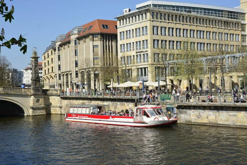 Berlin: Panoramic Boat Tour with Bilingual Audio Guide - A 1-hour panoramic cruise that gives you Berlin’s big picture fast