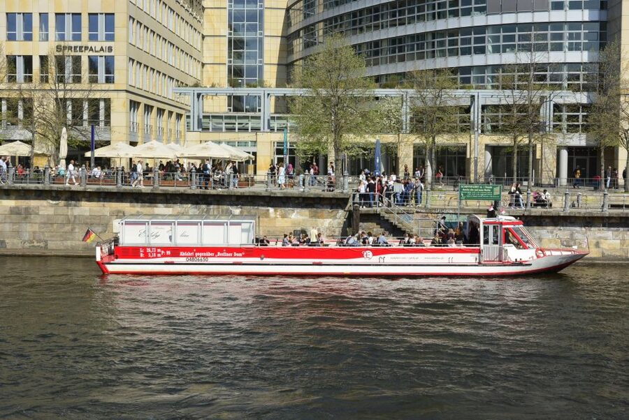 Berlin: Panoramic Boat Tour with Bilingual Audio Guide - Reichstag to Berlin Hauptbahnhof: a smooth connection between power and everyday travel