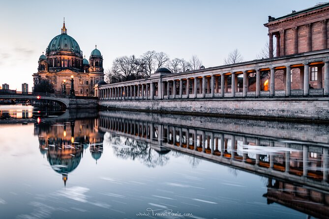 BERLIN PHOTO TOUR with a professional Photographer from Berlin - Quick stop power: Marie-Elisabeth-Lüders-Haus