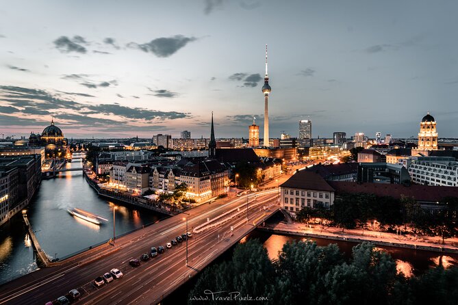 BERLIN PHOTO TOUR with a professional Photographer from Berlin - Brandenburg Gate, the perfect launch pad for composition