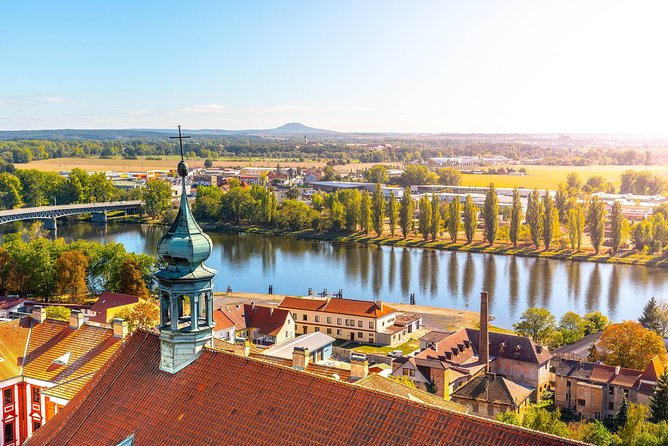 Berlin-Prague One-Way Sightseeing Day Tour - The guides and driving quality: why it matters on a long day