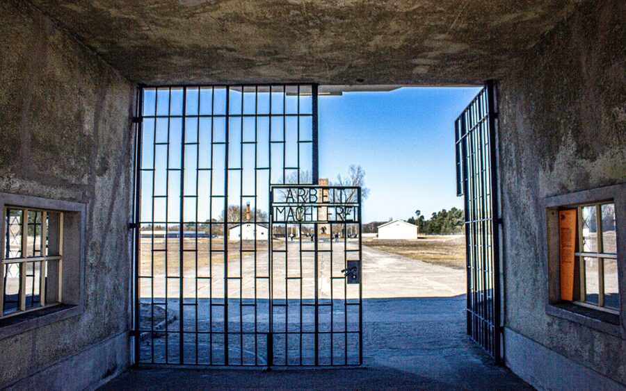 Berlin: Sachsenhausen Concentration Camp Museum Tour - Meeting Point at Alexanderplatz: Find the White Umbrella