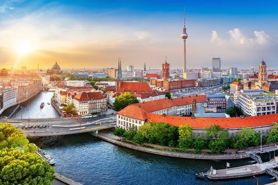 Berlin: Scavenger Hunt Self-Guided Tour - Brandenburg Gate, Holocaust Memorial, and how to pace a heavy stop
