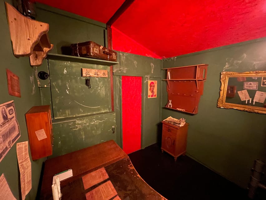 Berlin: “Shadow of the Rubber Duck” Escape Room Experience - Language Options and Host Support