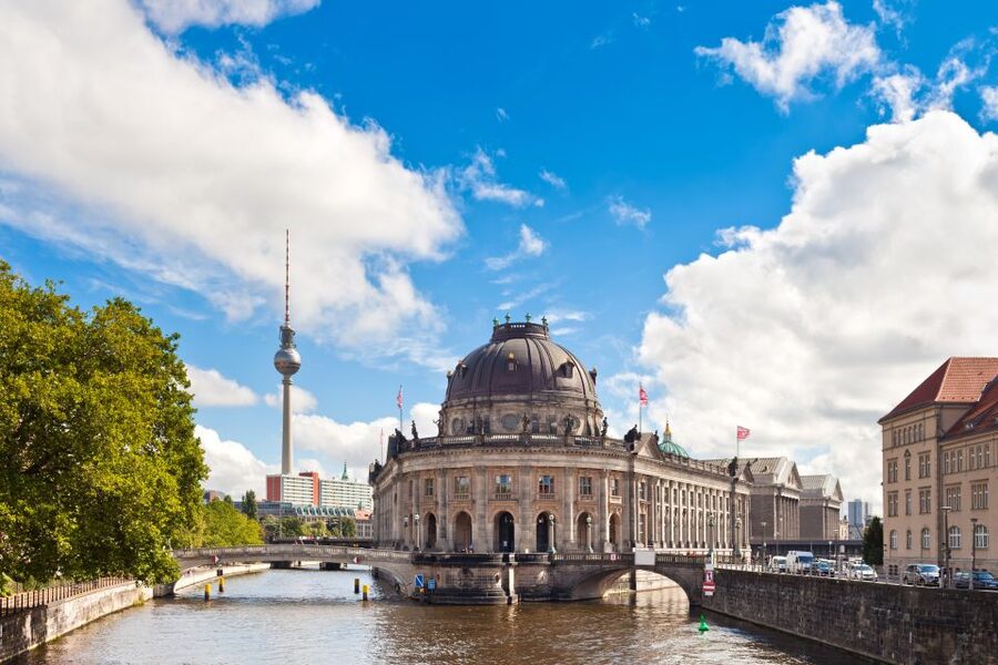 Berlin: Sights and Highlights Bike Tour with a Local Guide - Key things that make this Berlin bike tour work