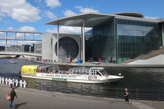 Berlin sightseeing boat tour on the Spree - Humboldt Forum, the Mühlendammschleuse lock, and Nikolaiviertel history views