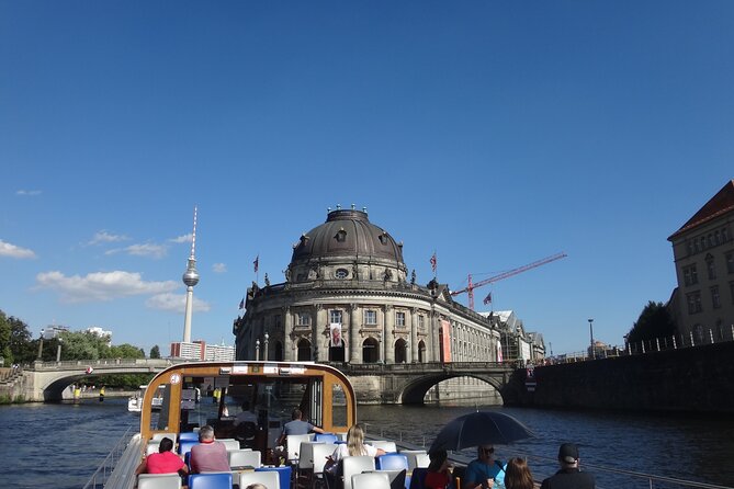Berlin sightseeing boat tour on the Spree - Boarding at Anlegestelle Alte Börse and choosing the best seat