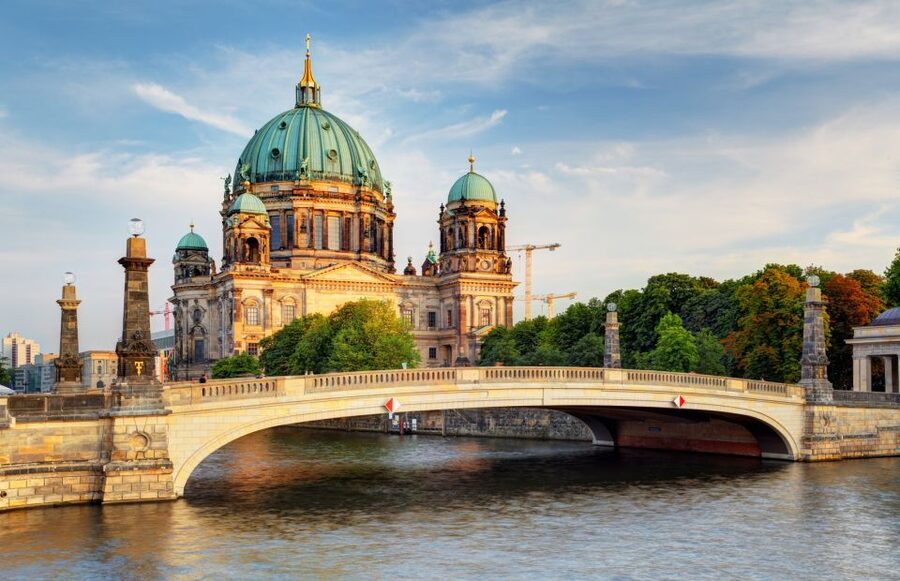 Berlin: Sightseeing Walking Tour of the Top 20 Attractions - From Paul-Löbe-Haus to Berlin’s power axis: where the tour finds its rhythm