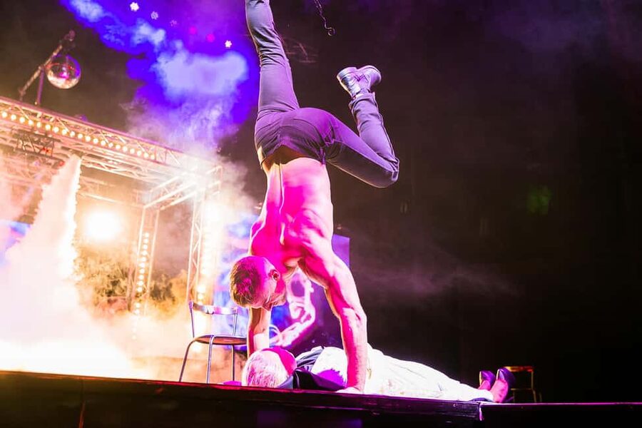 Berlin: SIXX PAXX Theater Show - The two-hour show flow: singing, acrobatics, and interactive moments