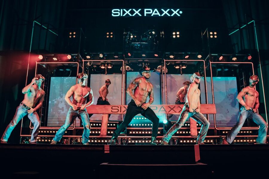 Berlin: SIXX PAXX Theater Show - Audience energy, music and dancing, and what makes the room work