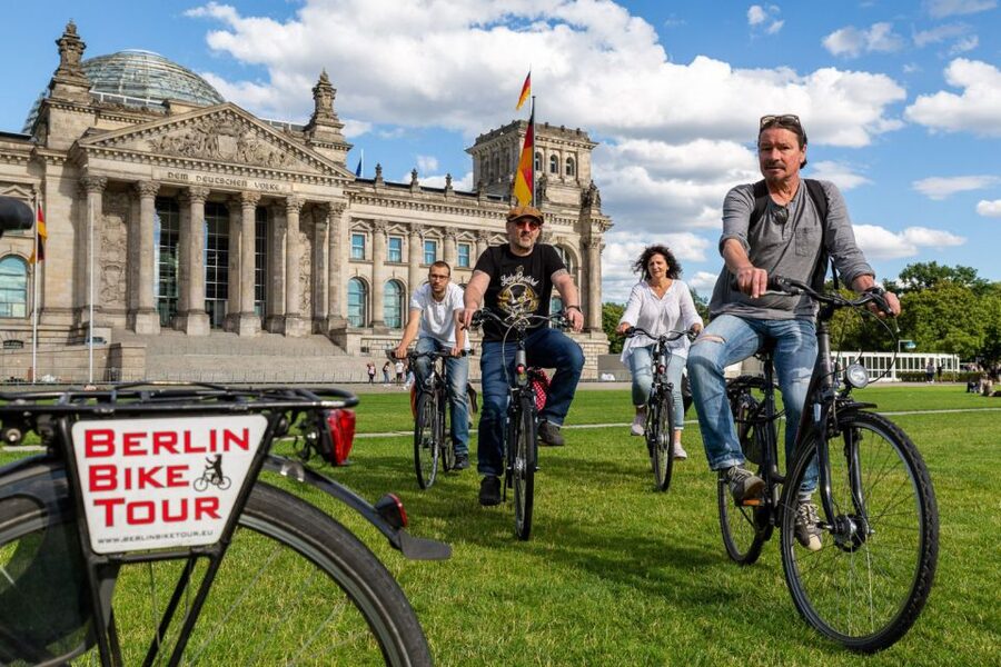 Berlin: Small Group Bike Tour Through City Center - Hauptbahnhof and Charité: Modern Berlin in Full View