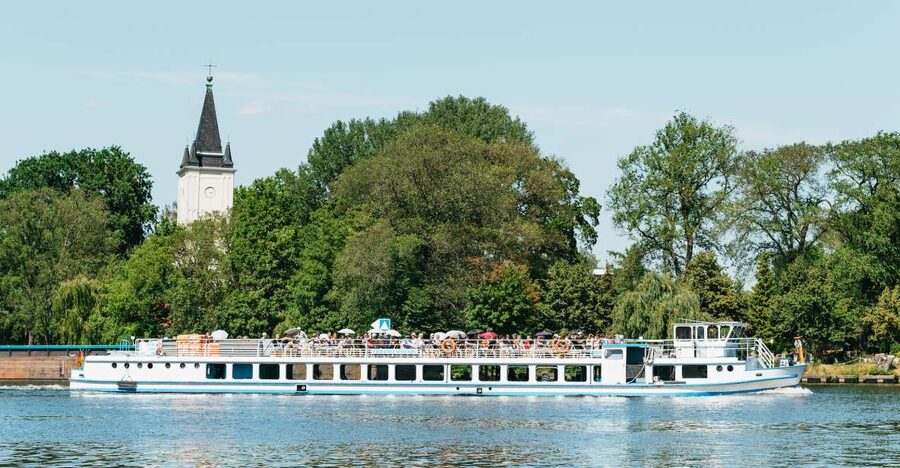 Berlin: Spree Boat Tour to Müggelsee - Sailing Past Berlin-Treptow: The Green Turn Along the Spree