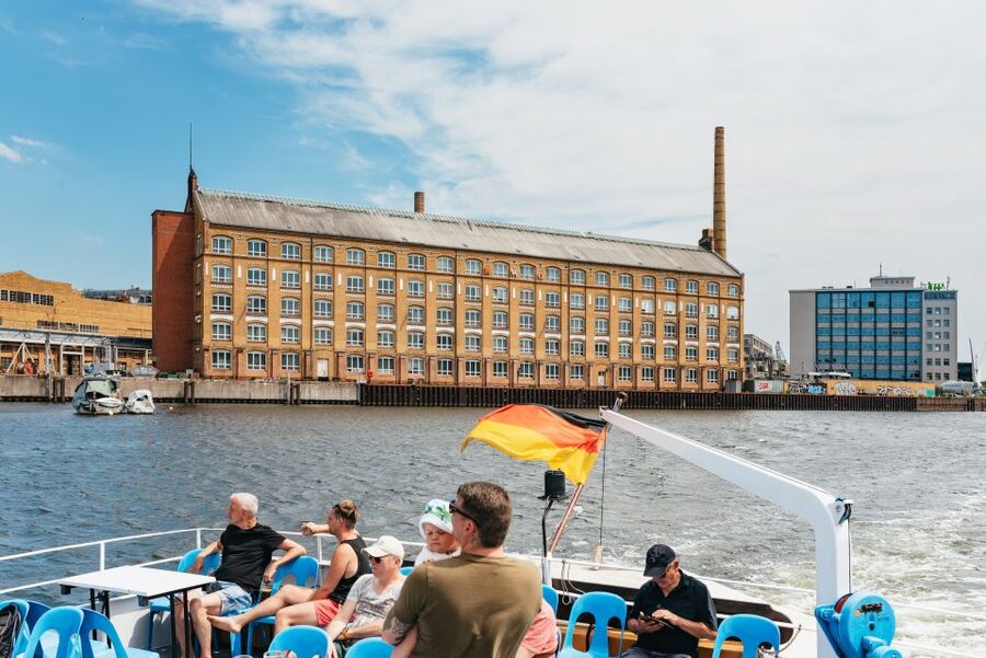 Berlin: Spree Boat Tour to Müggelsee - On-Board Comfort: Seating, Service, and How to Spend the Time