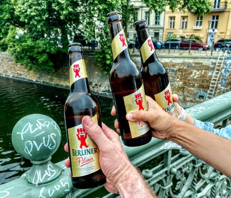 Berlin: Street Food Tour with 10 Tastings - Meeting point magic: starting at Marheinekeplatz and the covered market