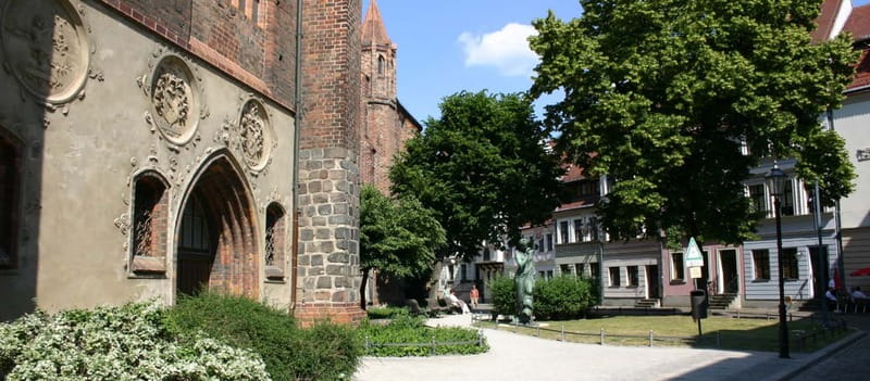Berlin: Top Secret Berlin Guided Bike Tour - Getting your bearings: Nikolaiviertel to Berlin’s older core
