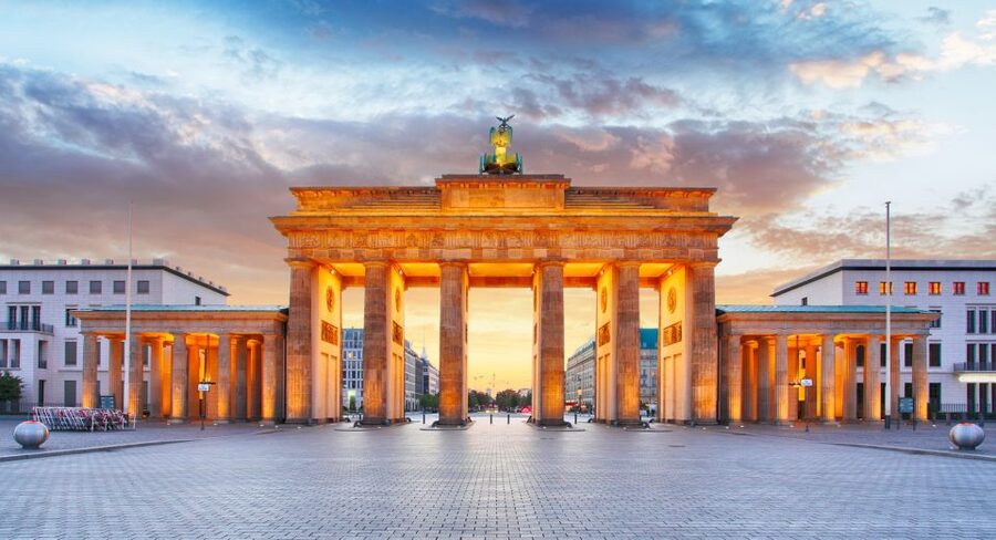 Berlin: Walking Tour of the Top 10 Sightseeing Attractions - Brandenburg Gate plus the viewpoints around it