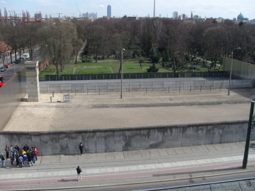 Berlin Wall History Small Group Cycling Tour - Stop 4: Invaliden Graveyard and Invalidenstraße border-crossing