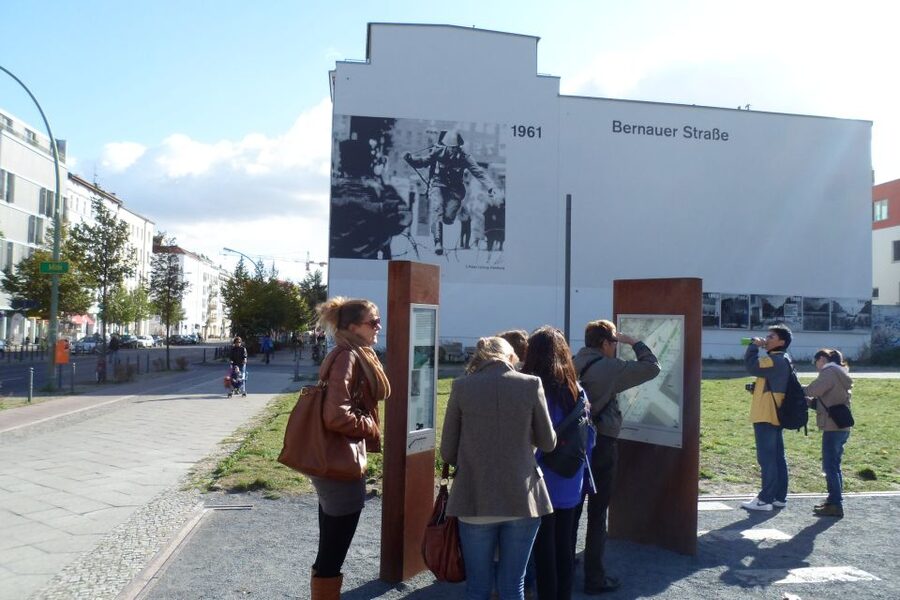 Berlin Wall: Small Group Guided Tour - Ulbrichtkurve: walking the wall’s famous curve