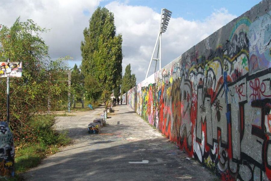 Berlin Wall: Small Group Guided Tour - Small group, German guide, and why the format feels worth it