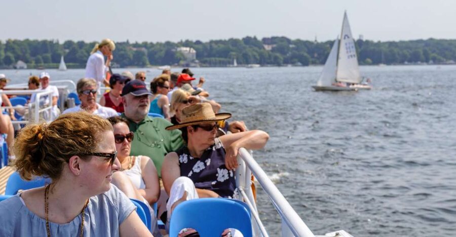 Berlin: World Heritage Cruise to Potsdam - From Kladow and Pfaueninsel to St. Peter and Paul, what you see along the early Havel stretch