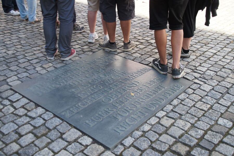 Berlín y el Nacionalsocialismo. Group Tour in Spanish - Where you start: Alexanderplatz and the green flag by the Fernsehturm