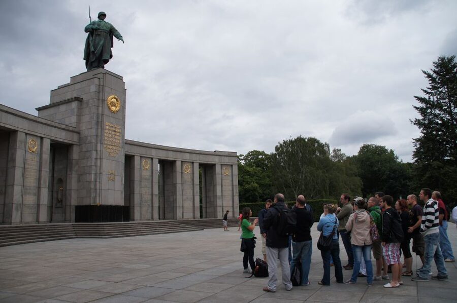Berlín y el Nacionalsocialismo. Group Tour in Spanish - Ending near the Führer Chancellery area, with context for the bunker