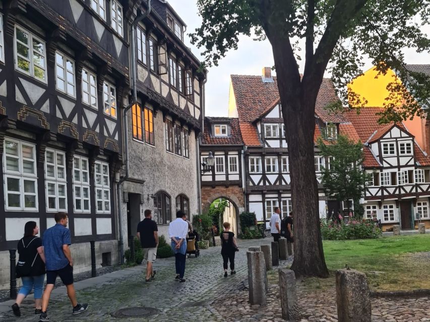 Braunschweig: Guided Walking Tour with Food Tastings - Where the walk starts, and how to get your bearings fast