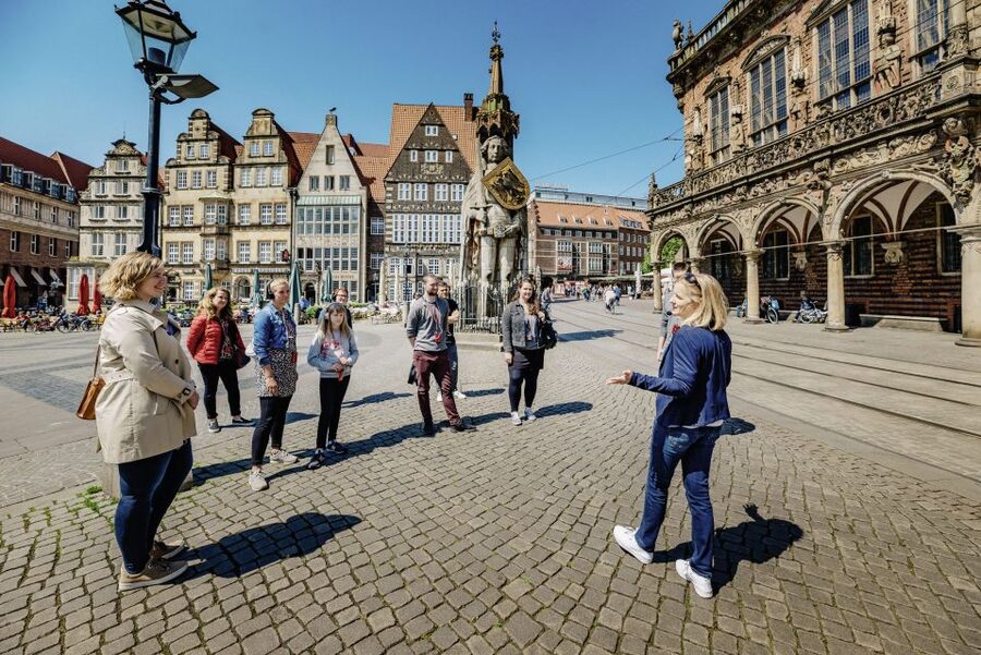 Bremen: City Center Guided Walking Tour - Böttcherstraße: Coopers, Red Brick, and Expressionist Architecture