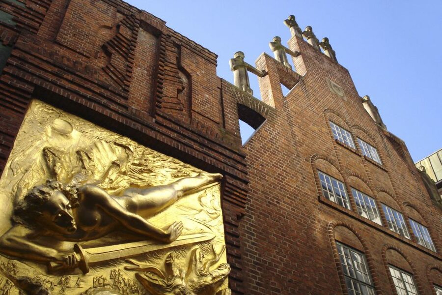 Bremen: Old Town Tour with Costumed Performer & Tour Guide - Key highlights to know before you go