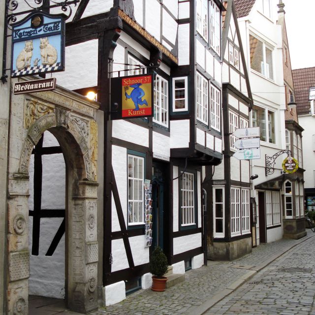 Bremen: Old Town Tour with Costumed Performer & Tour Guide - Bremen old town, but told like theater (and paced like a walk)