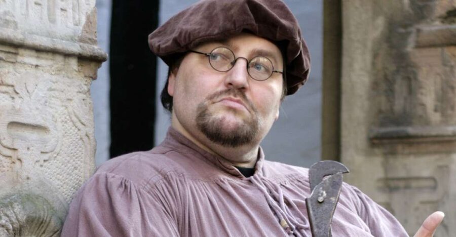 Bremen: Old Town Tour with Costumed Performer & Tour Guide - Town Hall and Roland: symbols you actually understand