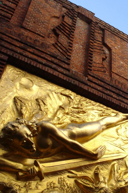 Bremen: Old Town Tour with Costumed Performer & Tour Guide - Böttcherstraße and Marktplatz: where money, art, and identity meet